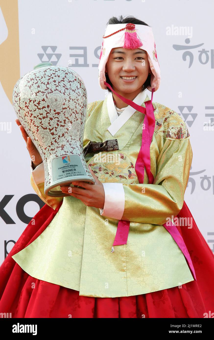 1 novembre 2009-Incheon, Corea del Sud-Na Yeon Choi della Corea del Sud vince la cerimonia sulla buca 18th durante il round finale del campionato di Hana Bank Kolon allo Sky 72 Golf Club il 1 novembre 2009 a Incheon, Corea del Sud. Foto Stock