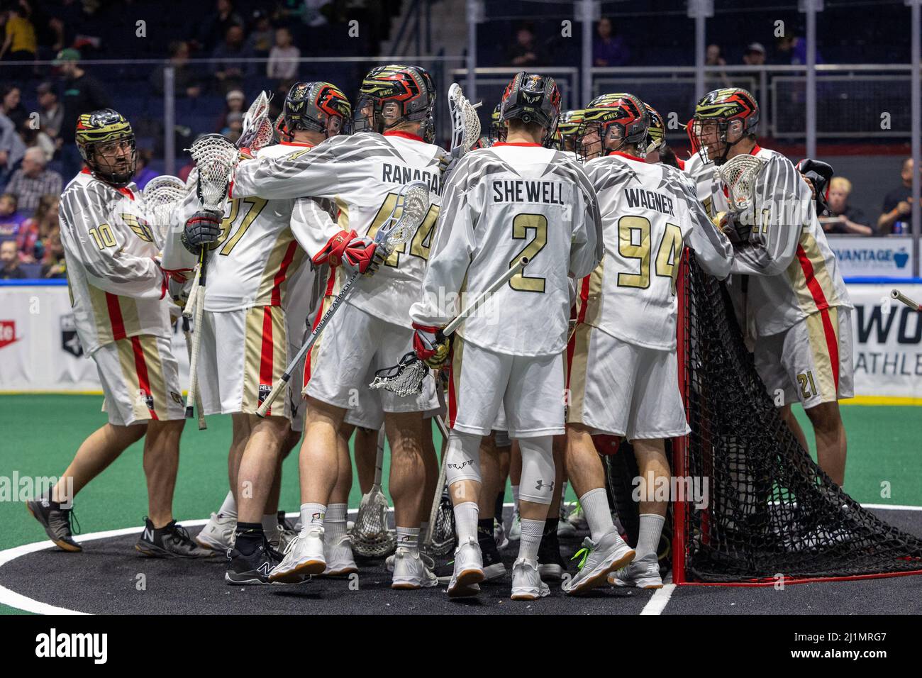 26 marzo 2022: I giocatori di Philadelphia Wings si riuniscono prima dell'inizio della seconda metà contro i Rochester Knighthawks. I Rochester Knighthawks hanno ospitato i Philadelphia Wings su Cure Cancer Knight in una partita della National Lacrosse League alla Blue Cross Arena di Rochester, New York. (Jonathan Tenca/CSM) Foto Stock