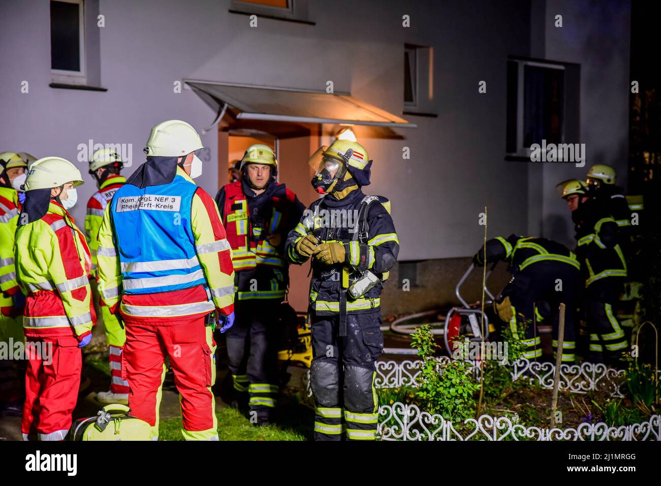 26 marzo 2022, Renania Settentrionale-Vestfalia, Hürth: Vigili del fuoco lavorano di fronte ad una casa in cui un appartamento è bruciato. Un residente di 66 anni morì nel fuoco di Hürth-Kalscheuren (distretto di Rhein-Erft). La causa dell'incendio è rimasta inizialmente poco chiara. Foto: Alexander Franz/erftkreis-news.de/dpa Foto Stock