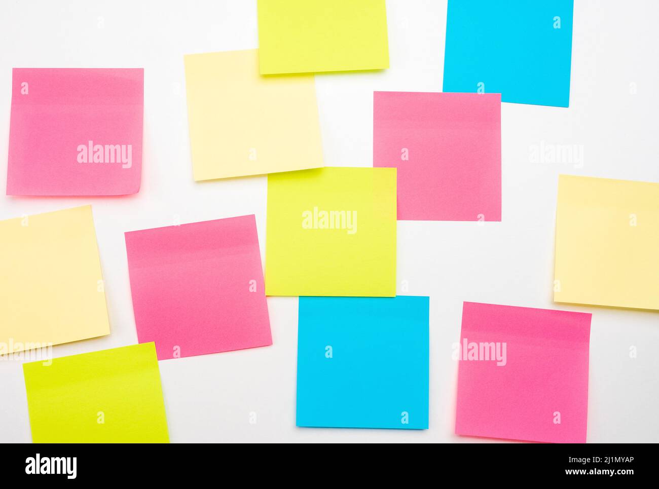 Note adesive vuote su sfondo bianco. Carta per appunti appiccicosa Mockup. Gli uomini d'affari che si riuniscono e usano le note di post IT per condividere l'idea su appiccicoso note.Discussi Foto Stock