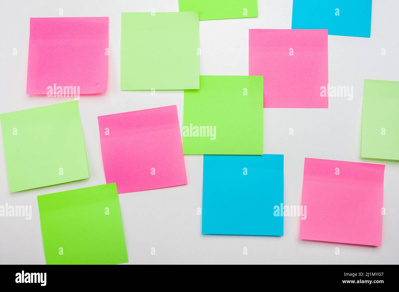 Note adesive vuote su sfondo bianco. Mockup Sticky Note Paper. Fogli vuoti per le note sulla bacheca bianca. Discutere di affari, lavoro di squadra, brai Foto Stock