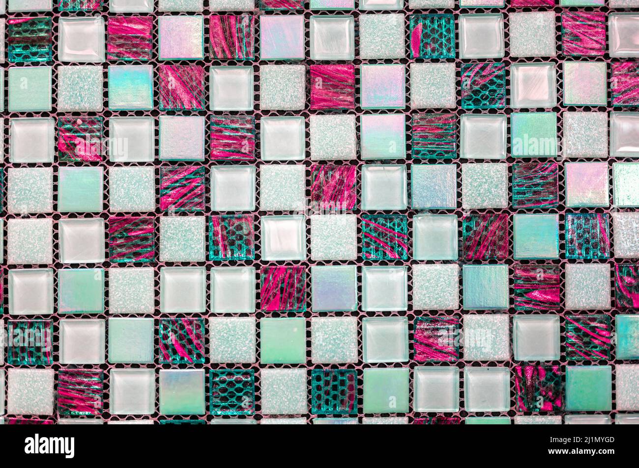 Vista ravvicinata delle bellissime piastrelle decorative a mosaico colorate sullo sfondo. Struttura in vetroceramica. Colorate piastrelle Mosaiche astratte trama e sfondo Foto Stock