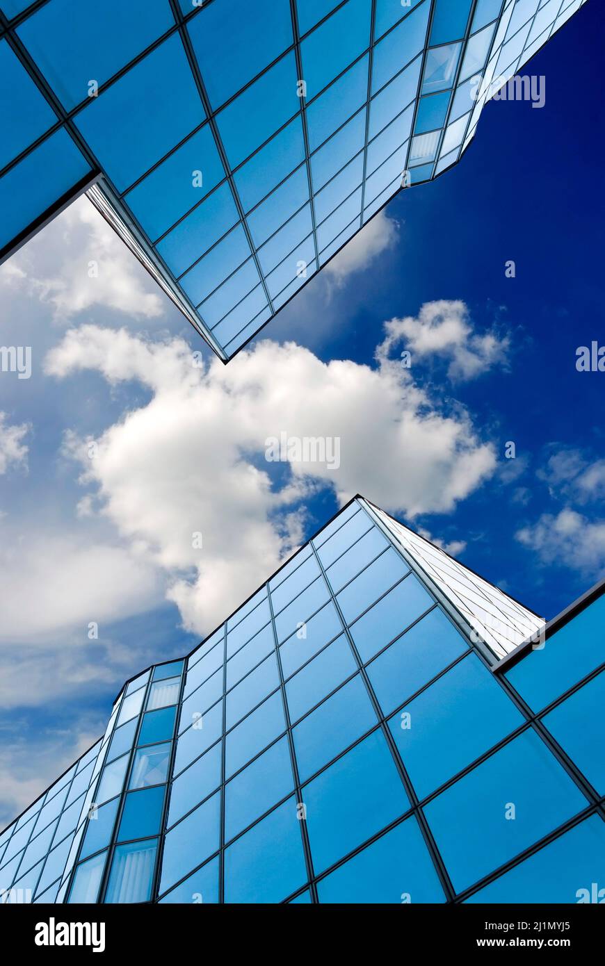 moderni edifici blu e cielo, vista ad angolo basso Foto Stock