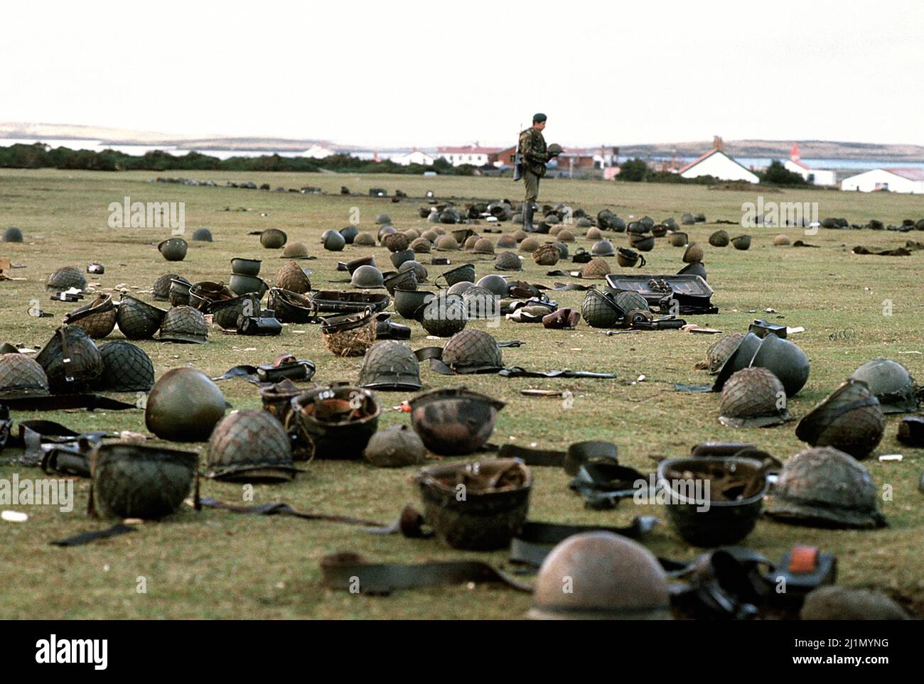 File photo datato 21/05/82 dei caschi d'acciaio abbandonati dalle forze armate argentine che si arresero a Goose Green alle truppe della Task Force delle Falklands britanniche. Nei prossimi giorni verrà lanciata una serie di conferenze, memoriali, mostre e altri eventi in occasione del 40th° anniversario della fine della guerra delle Falklands. L'obiettivo è commemorare i sacrifici fatti nel 1982 e celebrare i progressi compiuti nelle isole dell'Atlantico meridionale negli ultimi 40 anni. Data di emissione: Domenica 27 marzo 2022. Foto Stock