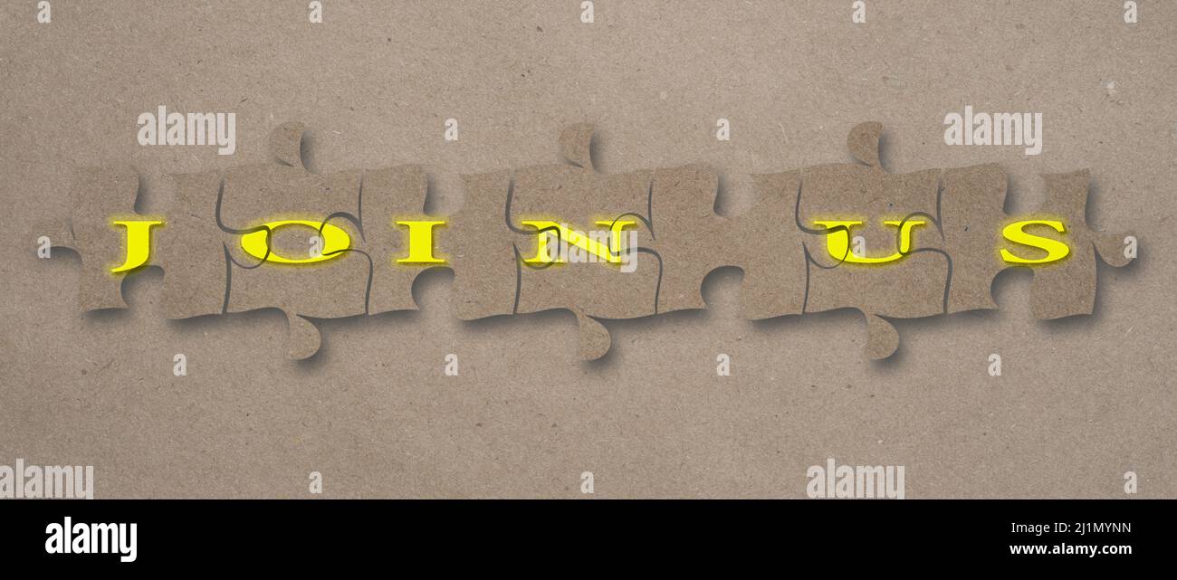 Unisciti a noi testo assemblato su pezzi di puzzle contro uno sfondo di carta artigianale. Foto Stock