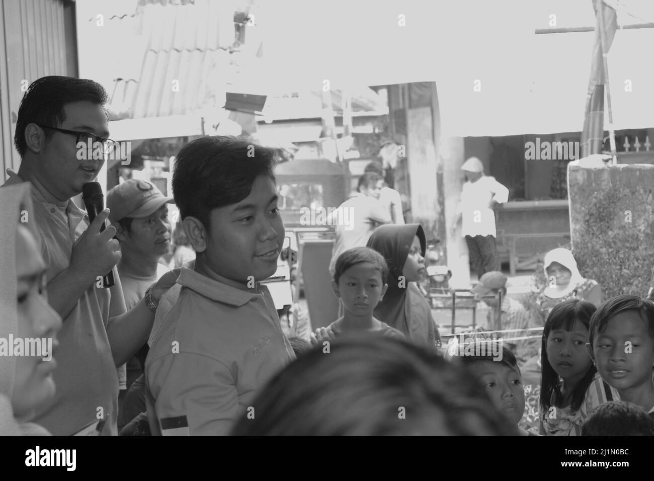 Jakarta, Indonesia - 08 17 2018: Foto in bianco e nero che mostra un uomo che guarda qualcosa in un'altra direzione durante la celebrazione del 7 dell'Indonesia Foto Stock