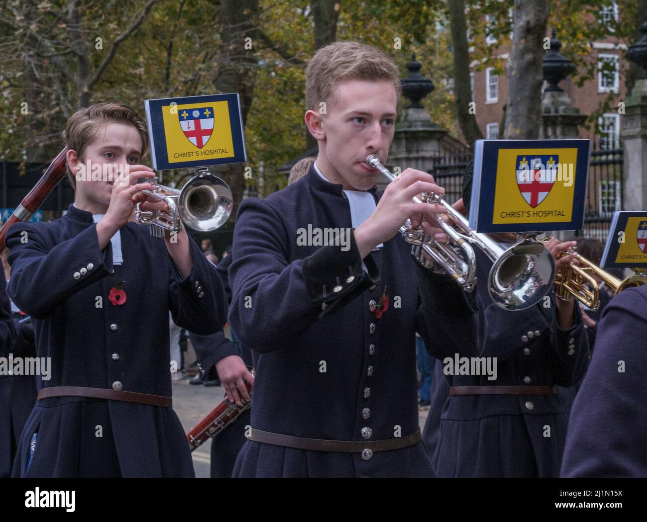 Primo piano di due giovani che suonano trombe con la Christ’s Hospital School Band nel Lord Mayor’s Show 2021, Victoria Embankment, Londra. Foto Stock