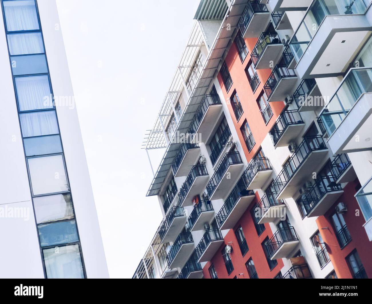 Moderno edificio residenziale a più piani con facciata colorata. Foto Stock