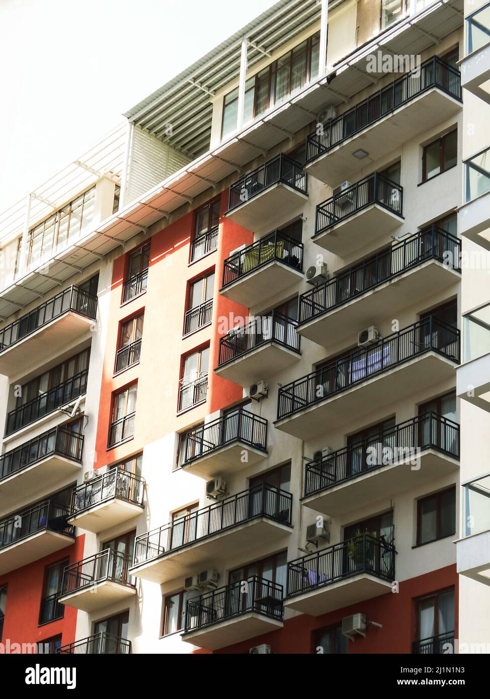 Moderno edificio residenziale a più piani con facciata colorata. Foto Stock