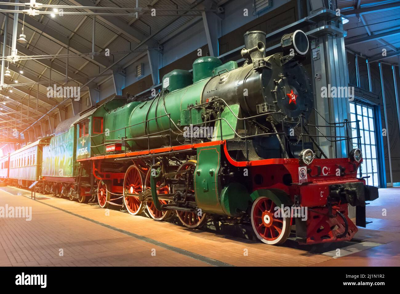 Le vecchie locomotive a vapore dei tempi dell'URSS. Russia San Pietroburgo. Museo Ferrovie della Russia December21, 2017 Foto Stock