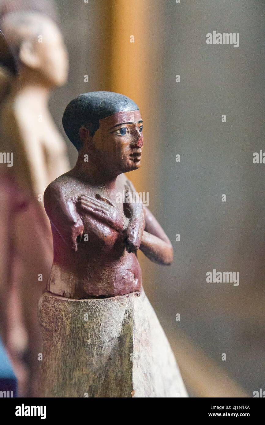 Cairo, Museo Egizio, statuetta di Iby, in legno. Ha i capelli corti, un panno di loin e le braccia incrociate. Foto Stock