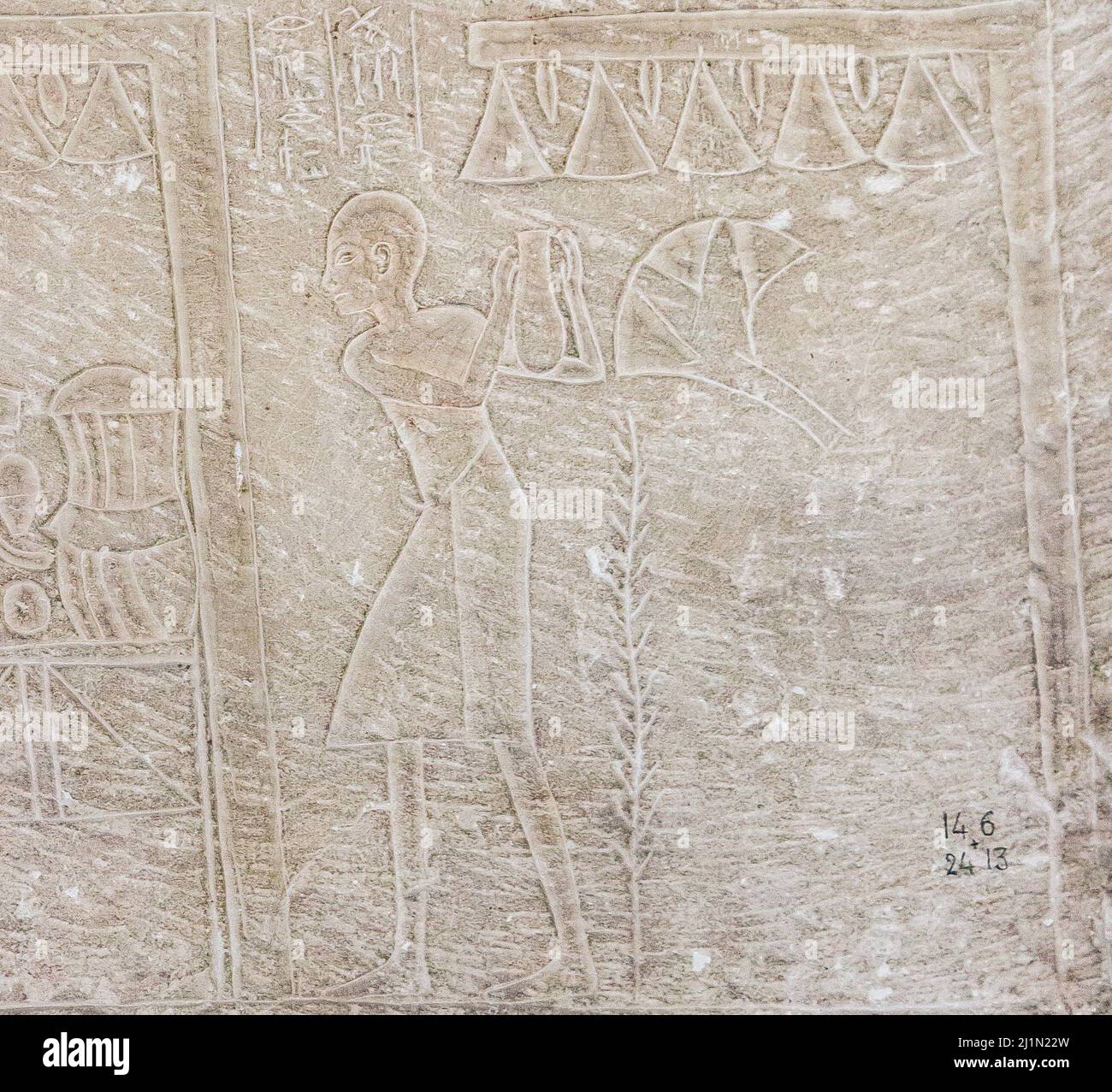 Cairo, Museo Egizio, tomba di Harmin, un grande rilievo: Terzo registro, gli uomini in chioschi stanno portando offerte. Foto Stock