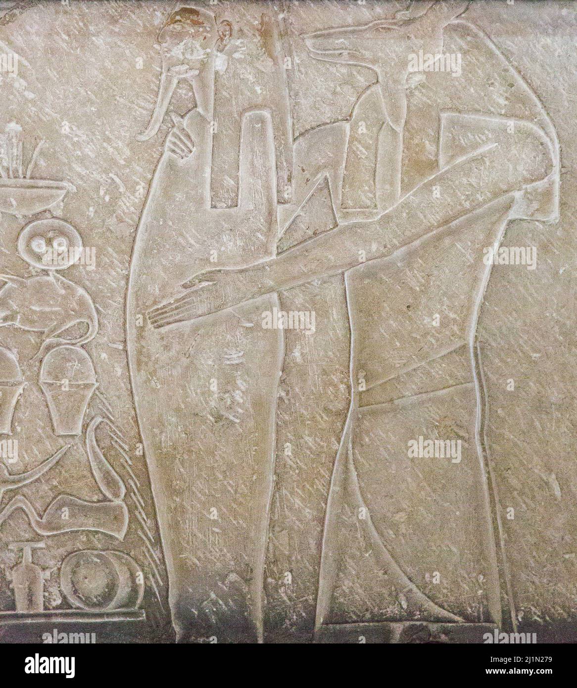 Cairo, Museo Egizio, rilievo della tomba di Kayri, nuovo Regno, da Saqqara. Il dio Anubis regge una mummia. Foto Stock