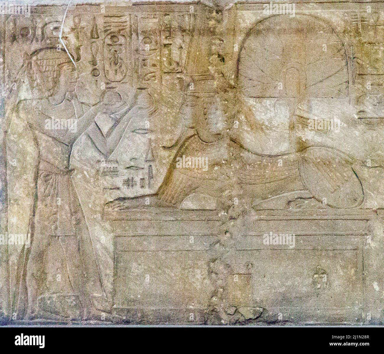 Cairo, Museo Egizio, Amenhotep II che offre vasi di vino a una sfinge di Amon, tempio di Hathor a Deir el Medineh. Foto Stock