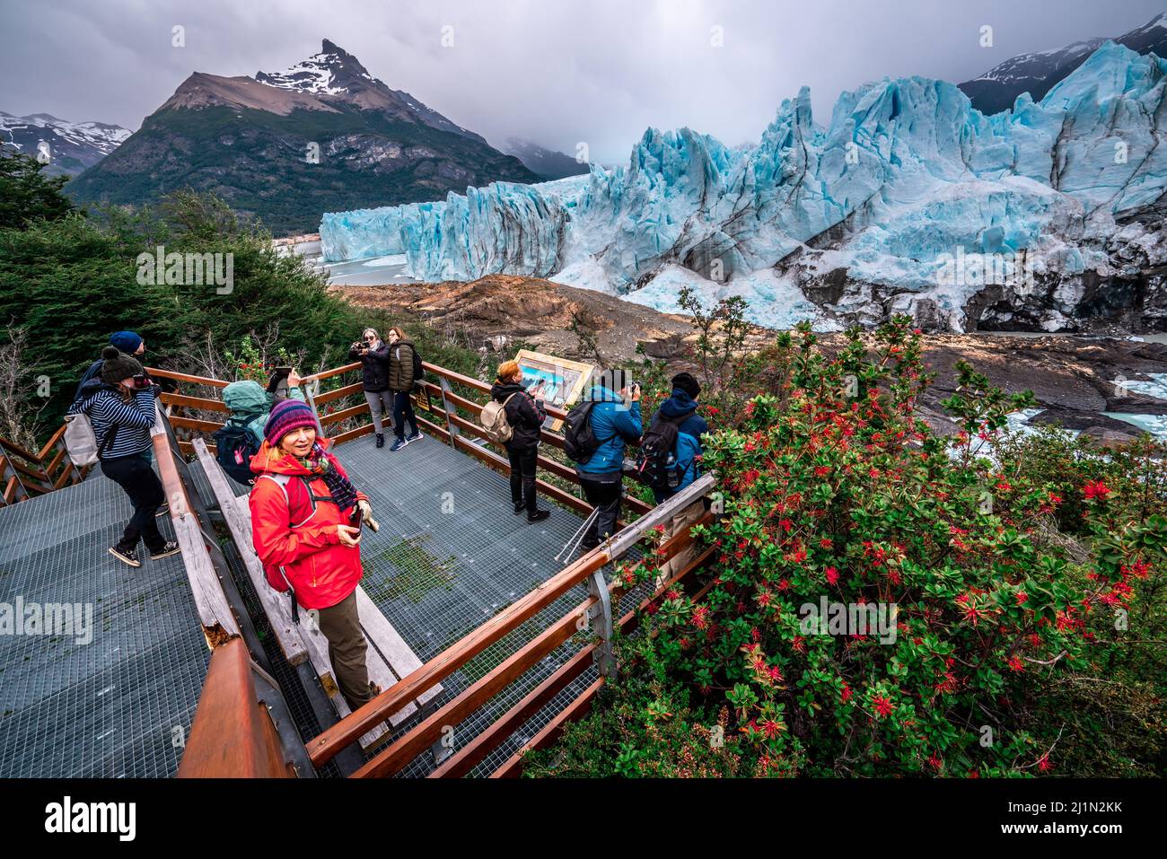 El Calafate, Argentina - 11.29.2021: Turisti che fotografano il famoso ghiacciaio perito Moreno in Patagonia argentina Foto Stock