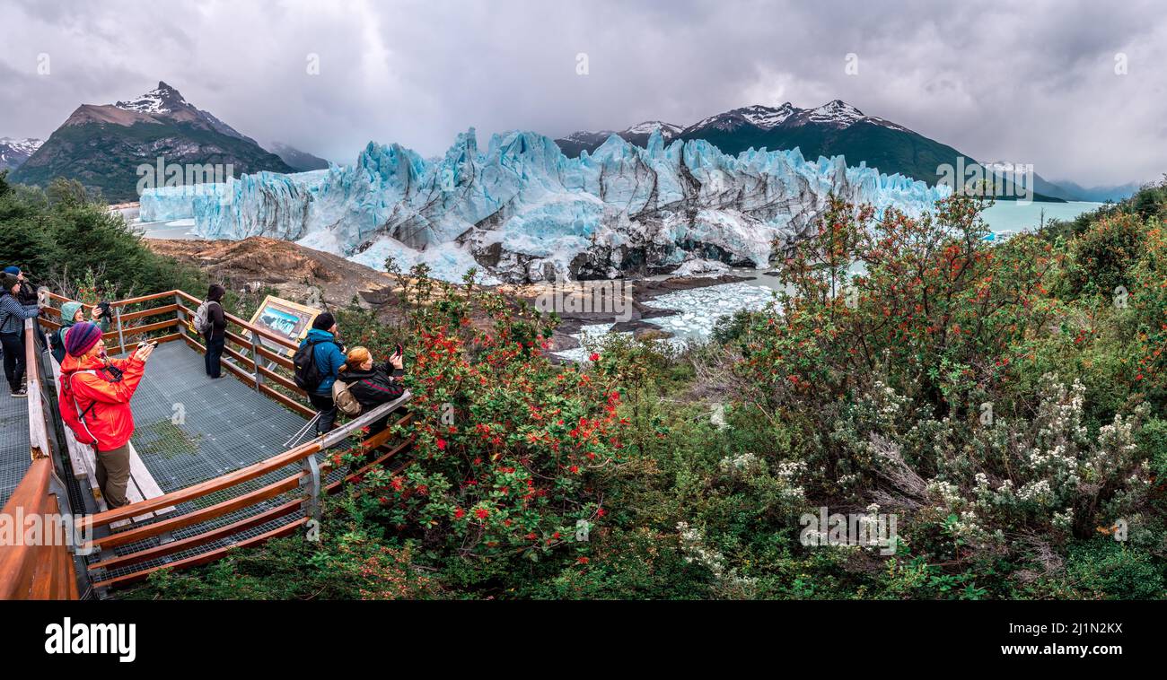 El Calafate, Argentina - 11.29.2021: Turisti che fotografano il famoso ghiacciaio perito Moreno in Patagonia argentina Foto Stock