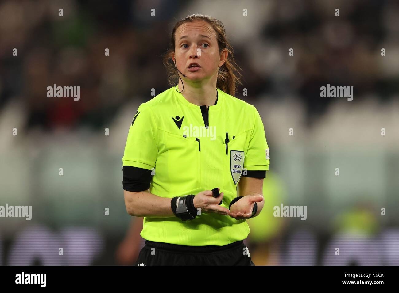 Torino, 23rd marzo 2022. L'arbitro Cheryl Foster of Wales reagisce durante la partita della UEFA Womens Champions League allo Juventus Stadium di Torino. Il credito d'immagine dovrebbe essere: Jonathan Moscrop / Sportimage Foto Stock