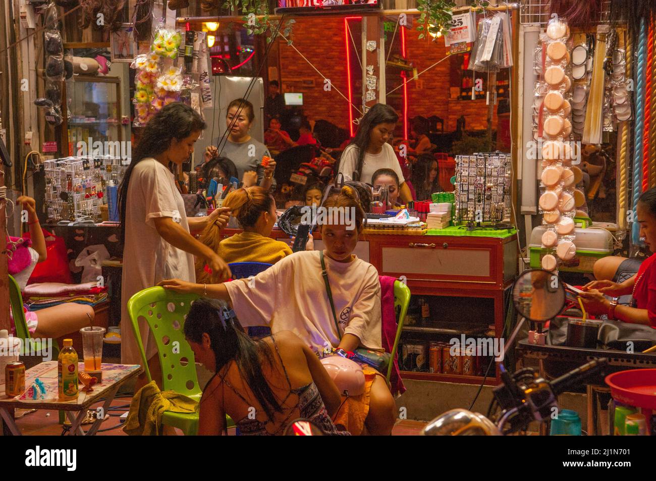 Aria aperta street parrucchiere e salone di bellezza nel quartiere a luci rosse di notte, Phnom Penh Cambogia. Credito: Kraig Lieb Foto Stock