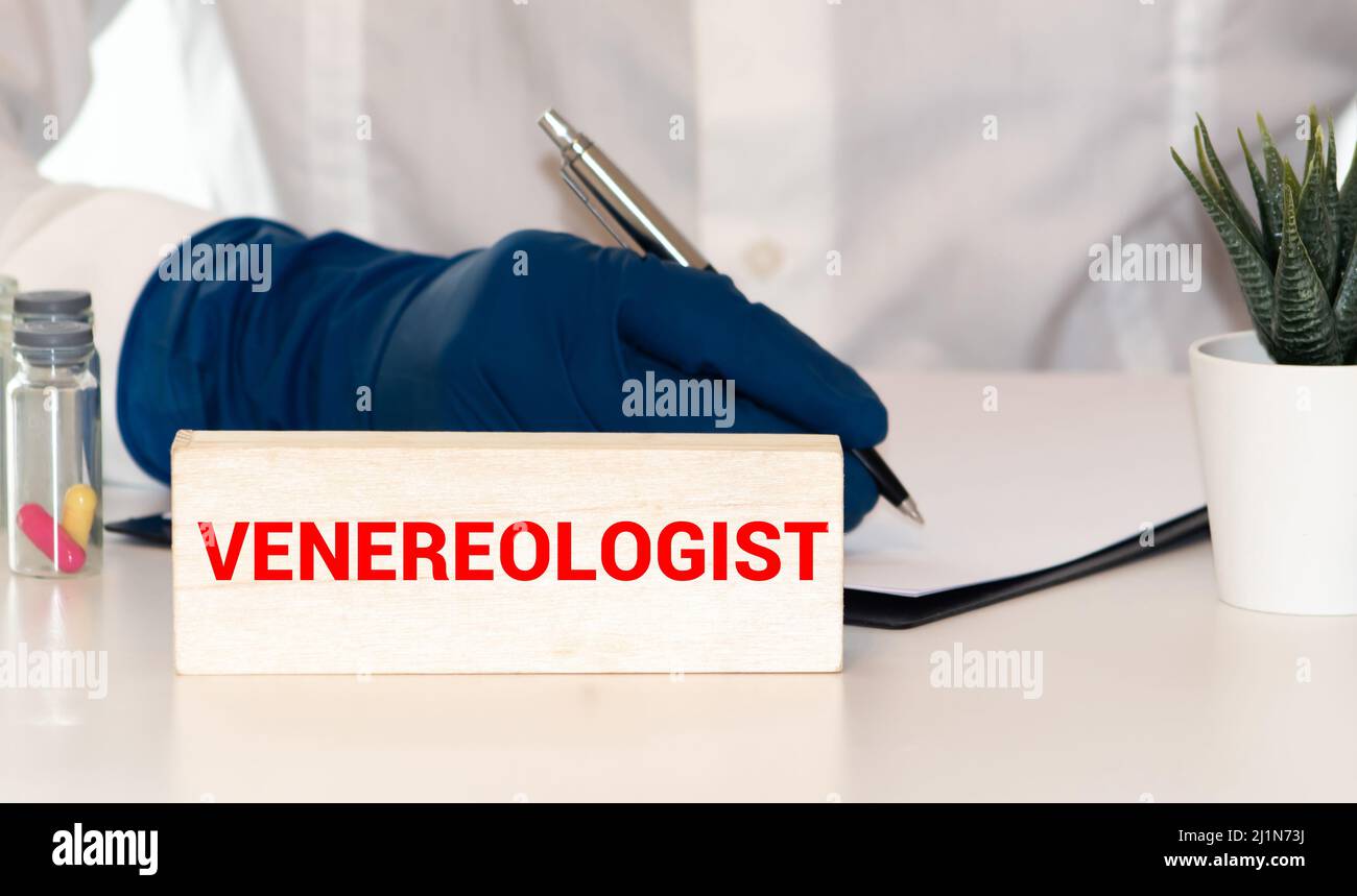 Medico, venerologo indica con un gesto della mano un luogo per il testo. Concetto medico. Foto Stock