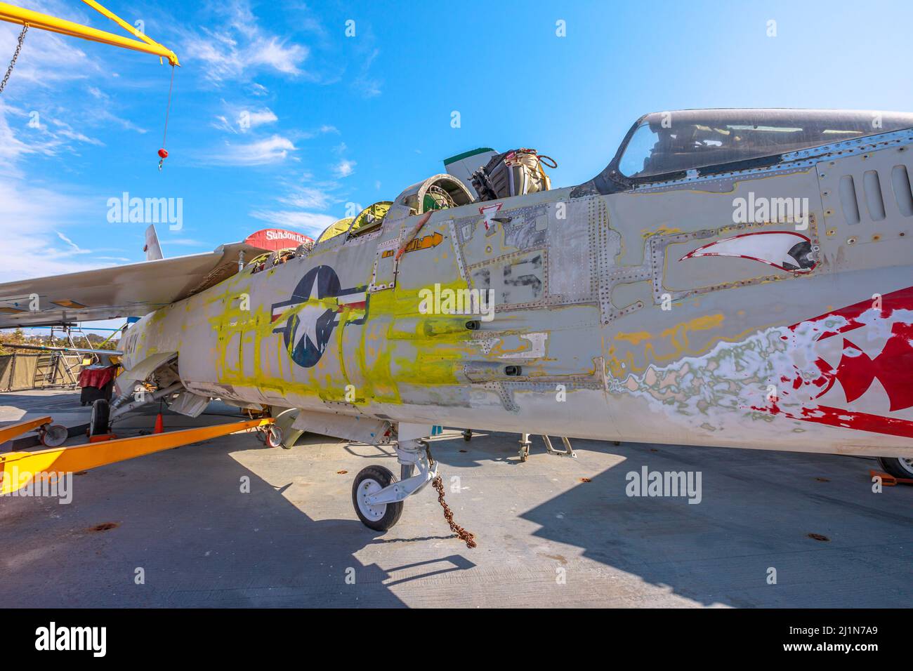 San Diego, California, Stati Uniti - LUGLIO 2018: Vought F-8 Crusader in United States Navy. American Midway Battleship Aviation Museum. Foto Stock