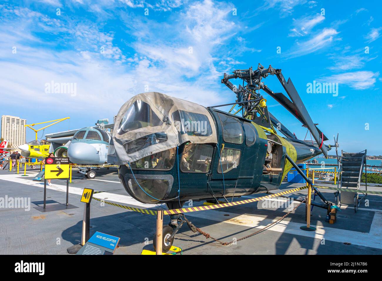 San Diego, California, Stati Uniti - LUGLIO 2018: Elicottero Sikorsky HO3S del 1946 nel museo USS Midway Battleship Aviation. Elicottero americano Foto Stock