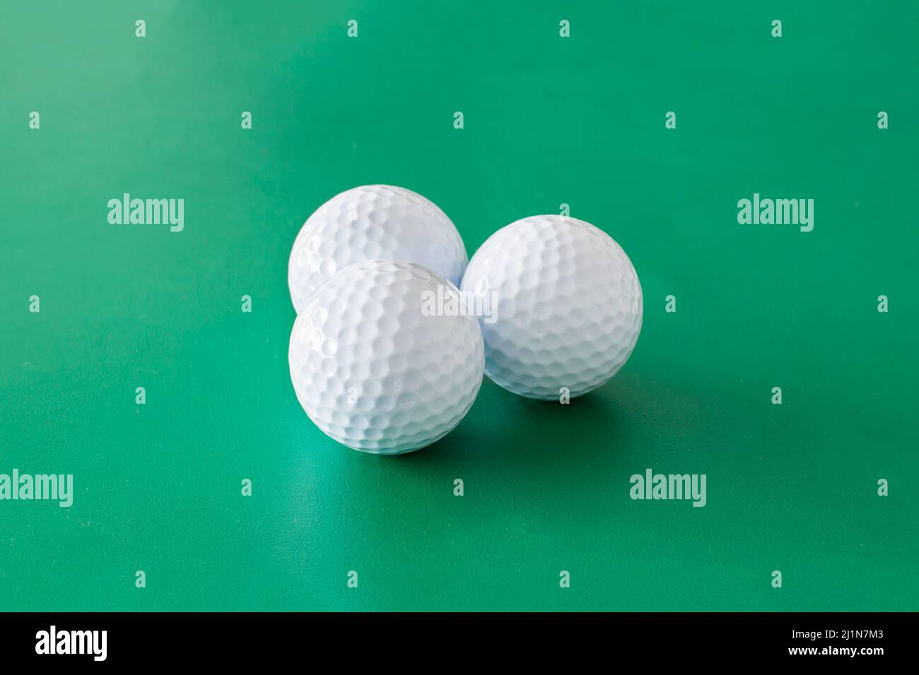 Gruppo di palline da golf su sfondo verde Foto Stock