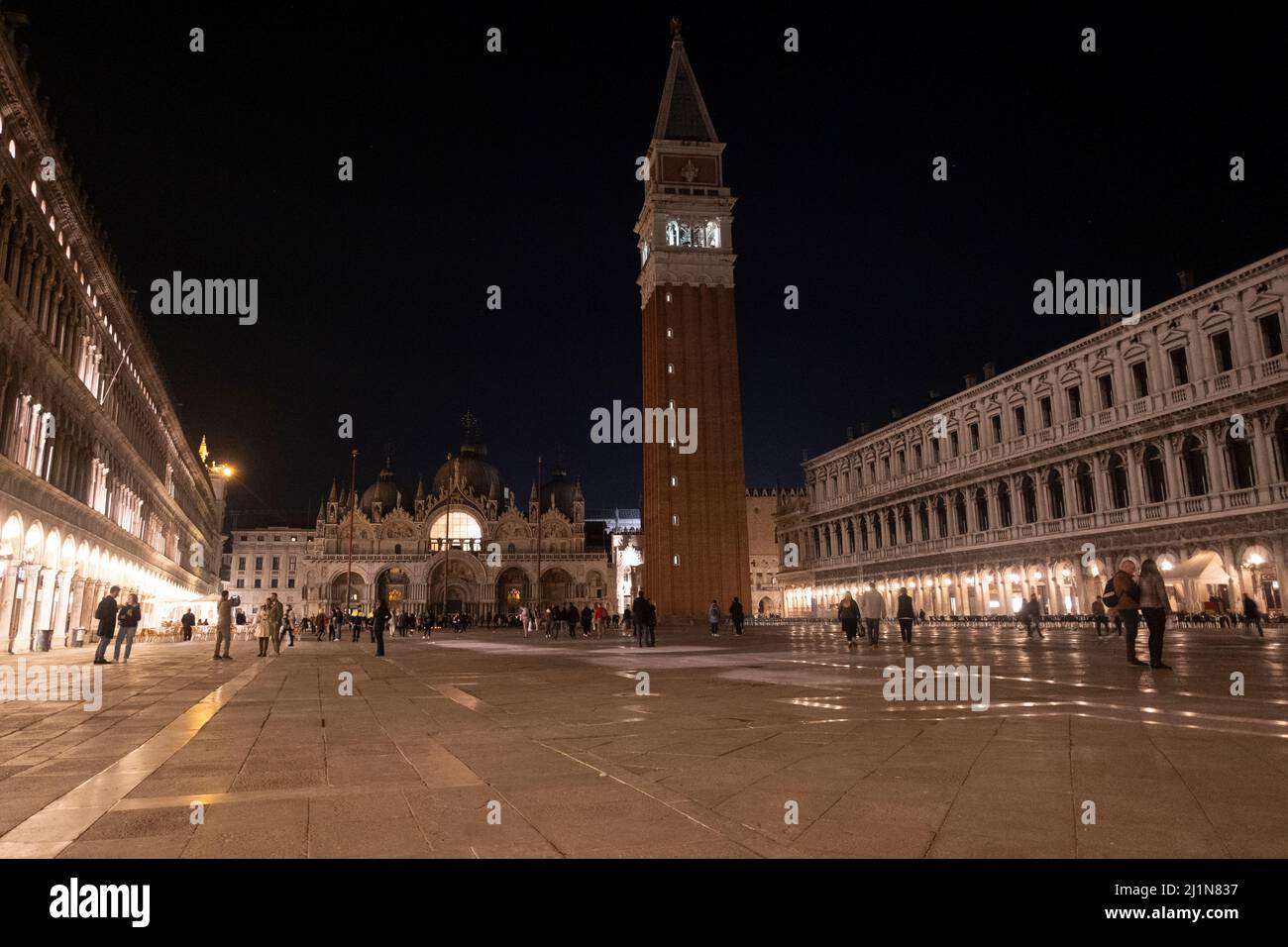 Piazza San Marco al buio durante l'ora della Terra, l'iniziativa globale del WWF a Venezia, 26 marzo 2022. Foto Stock