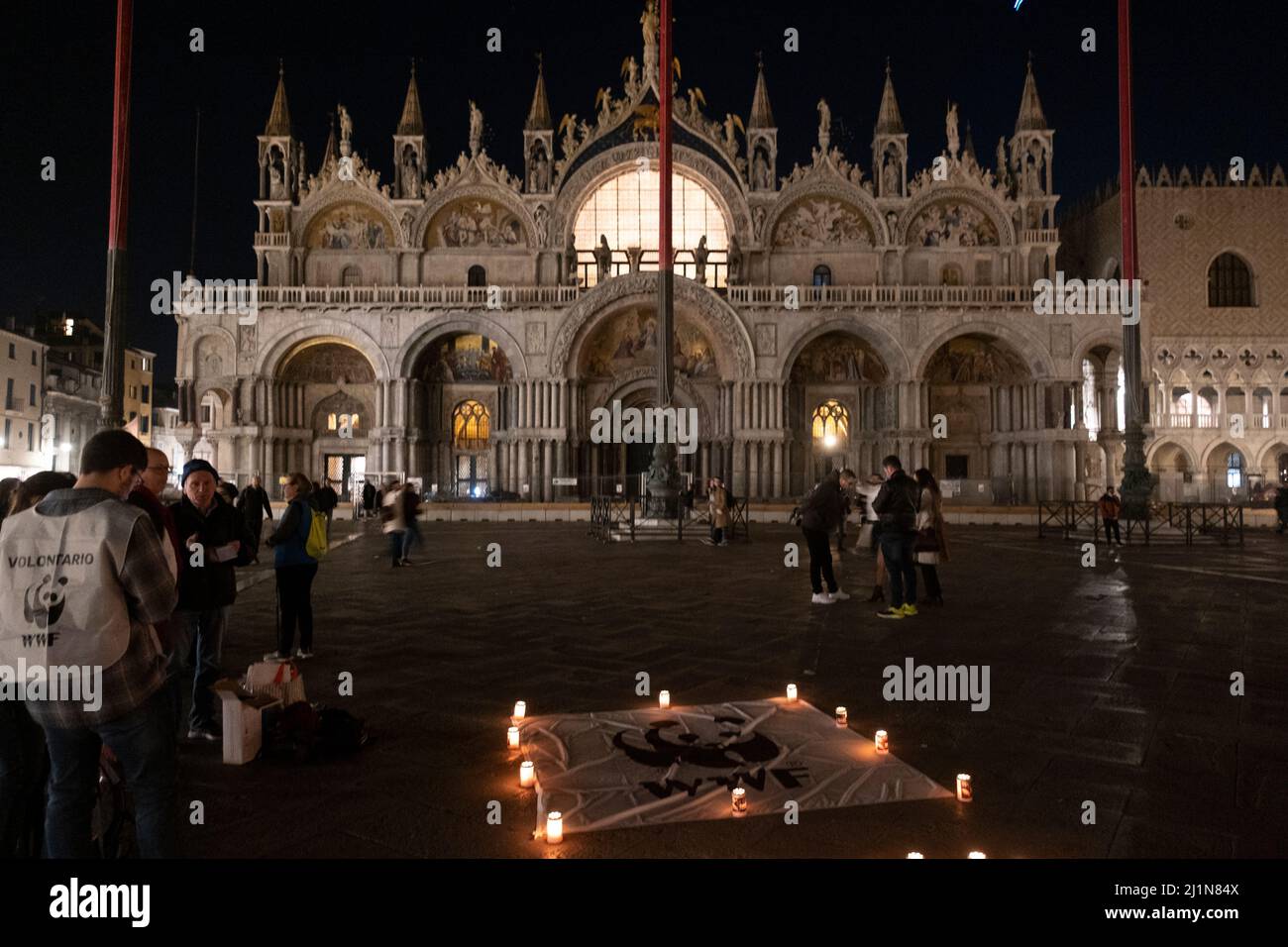 Piazza San Marco al buio durante l'ora della Terra, l'iniziativa globale del WWF a Venezia, 26 marzo 2022. Foto Stock
