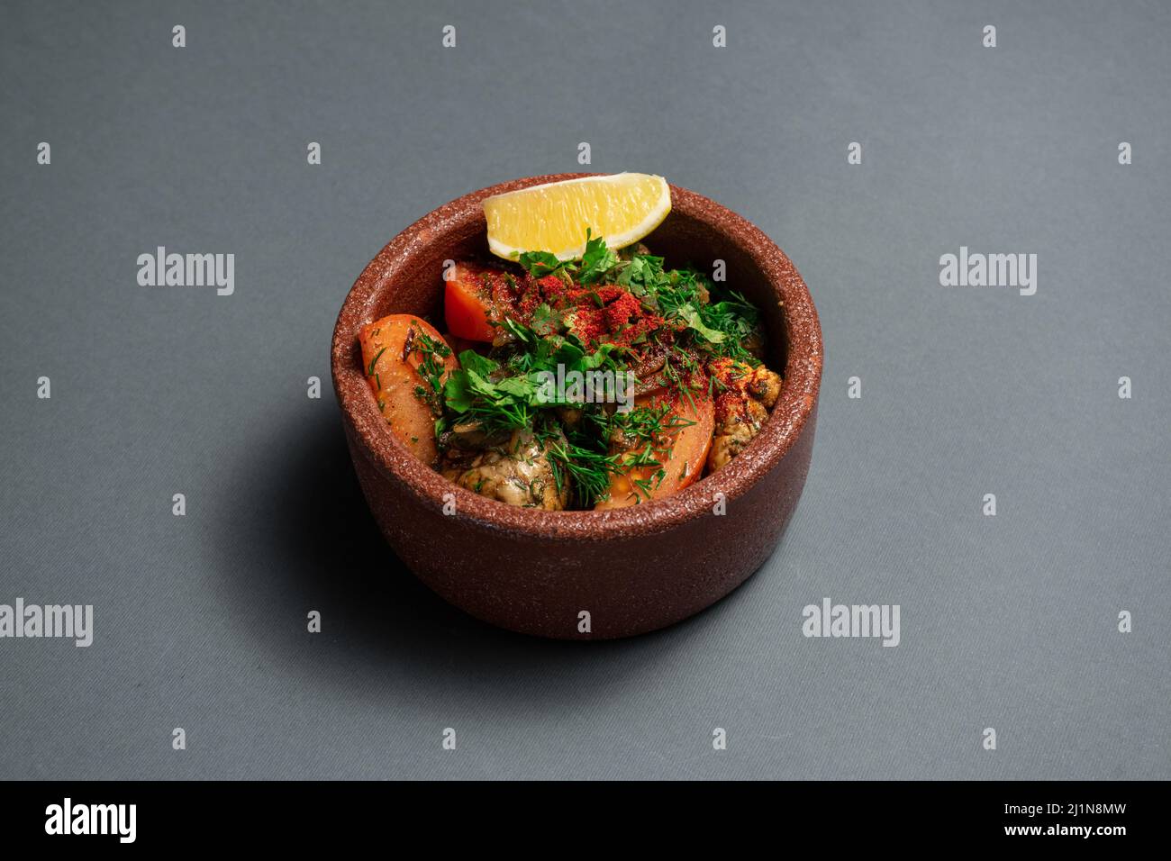 piatto di cucina georgiana o cervello di vitello arrosto con pomodoro, cipolla e spezie Foto Stock