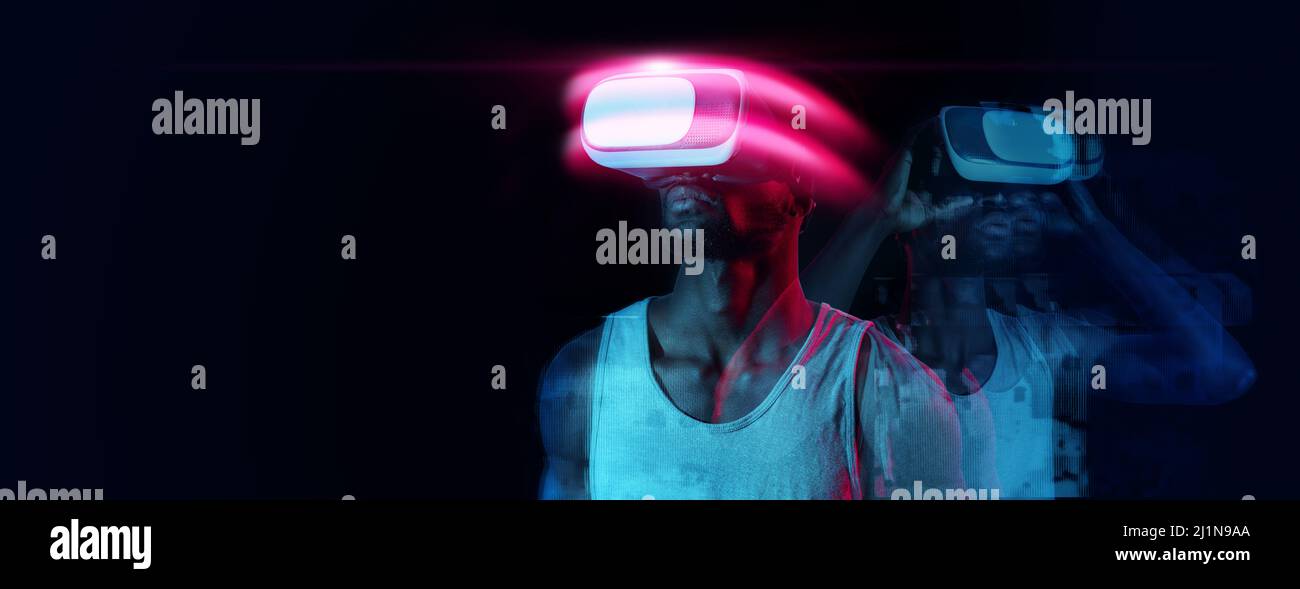Collage creativo nei colori al neon dell'uomo afro-americano in visore VR, in piedi su sfondo scuro, panorama Foto Stock
