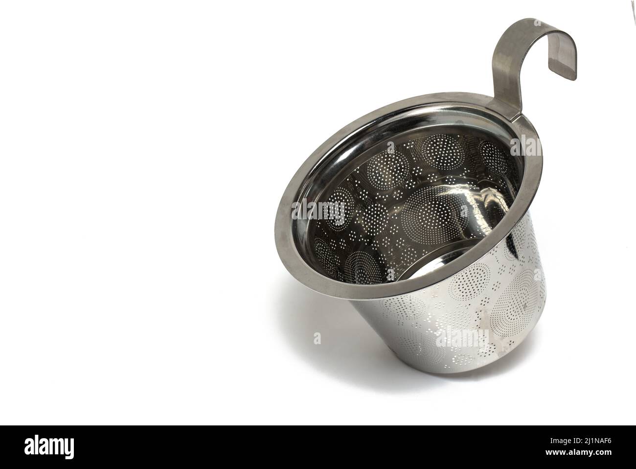 Primo piano della pentola in argento metallico che può essere appesa nella tazza come filtro del tè su sfondo bianco Foto Stock