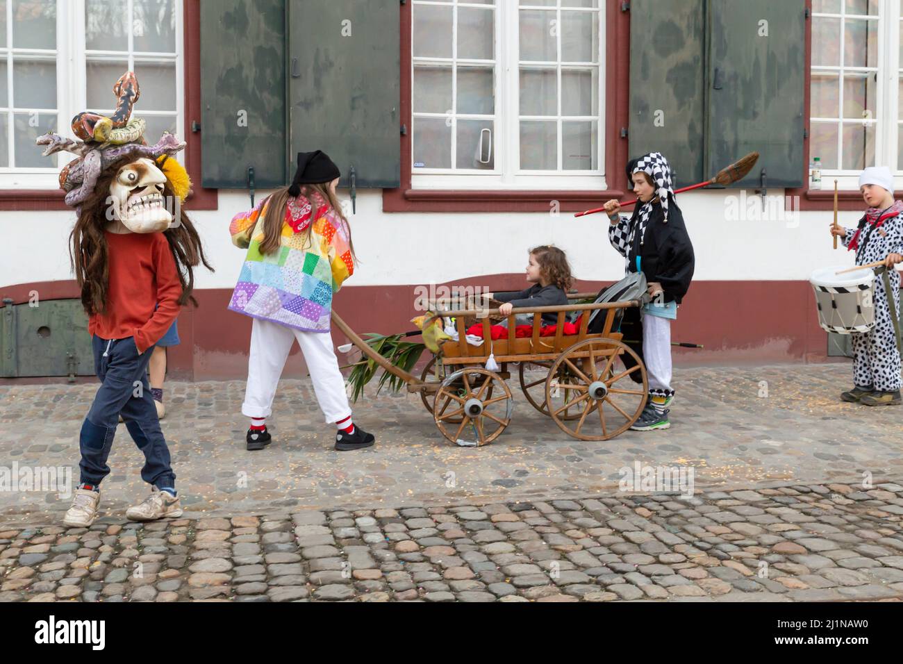 Basilea, Svizzera - Febbraio 21. Gruppo di bambini in costumi di carnevale Foto Stock