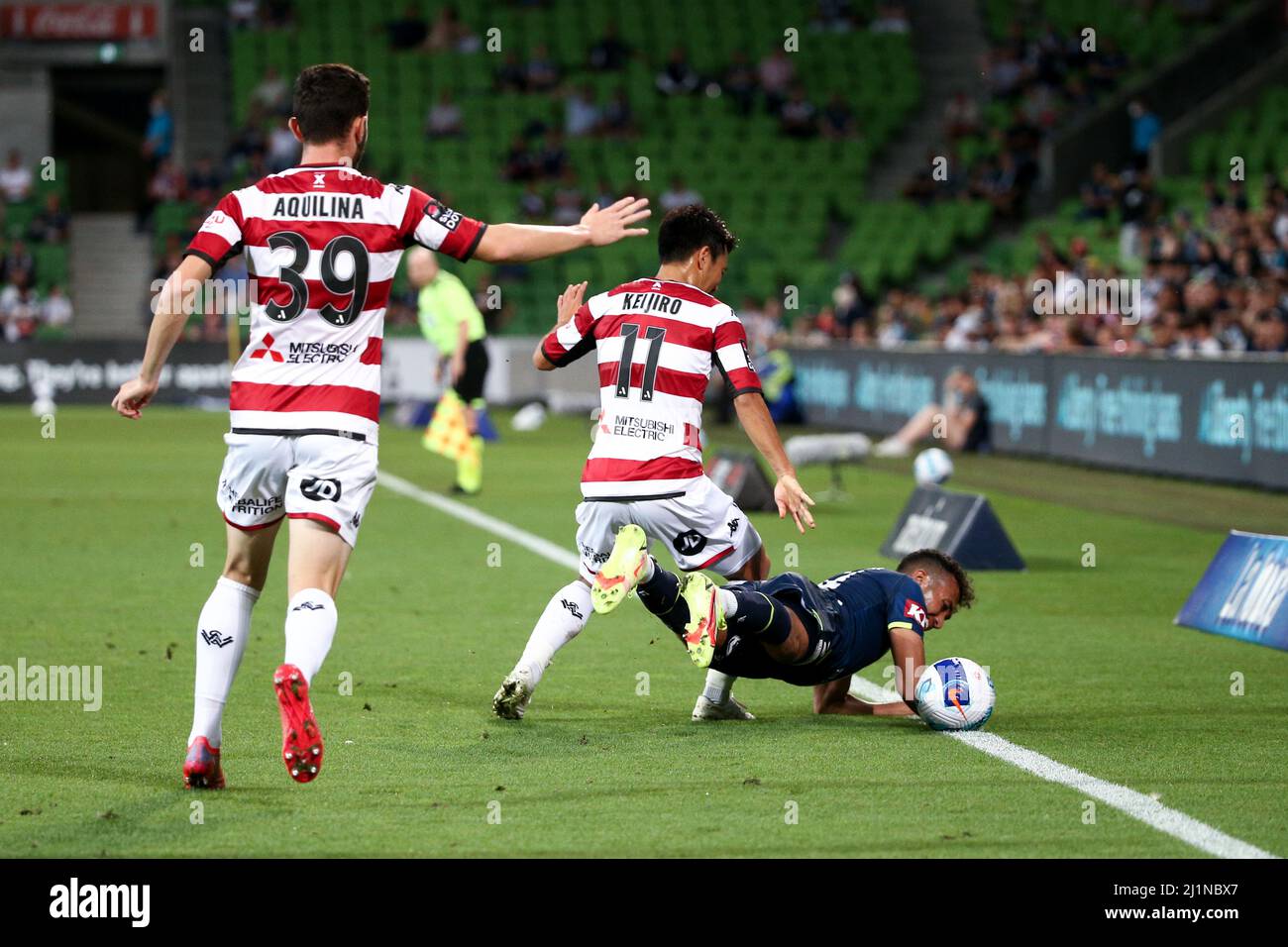 Melbourne, Australia, 27 marzo 2022. Nishan Velupillay of Melbourne Victory cade durante la partita di calcio Della A-League tra Melbourne Victory e Western Sydney Wanderers FC. Credit: Dave Hewison/Speed Media/Alamy Live News Foto Stock