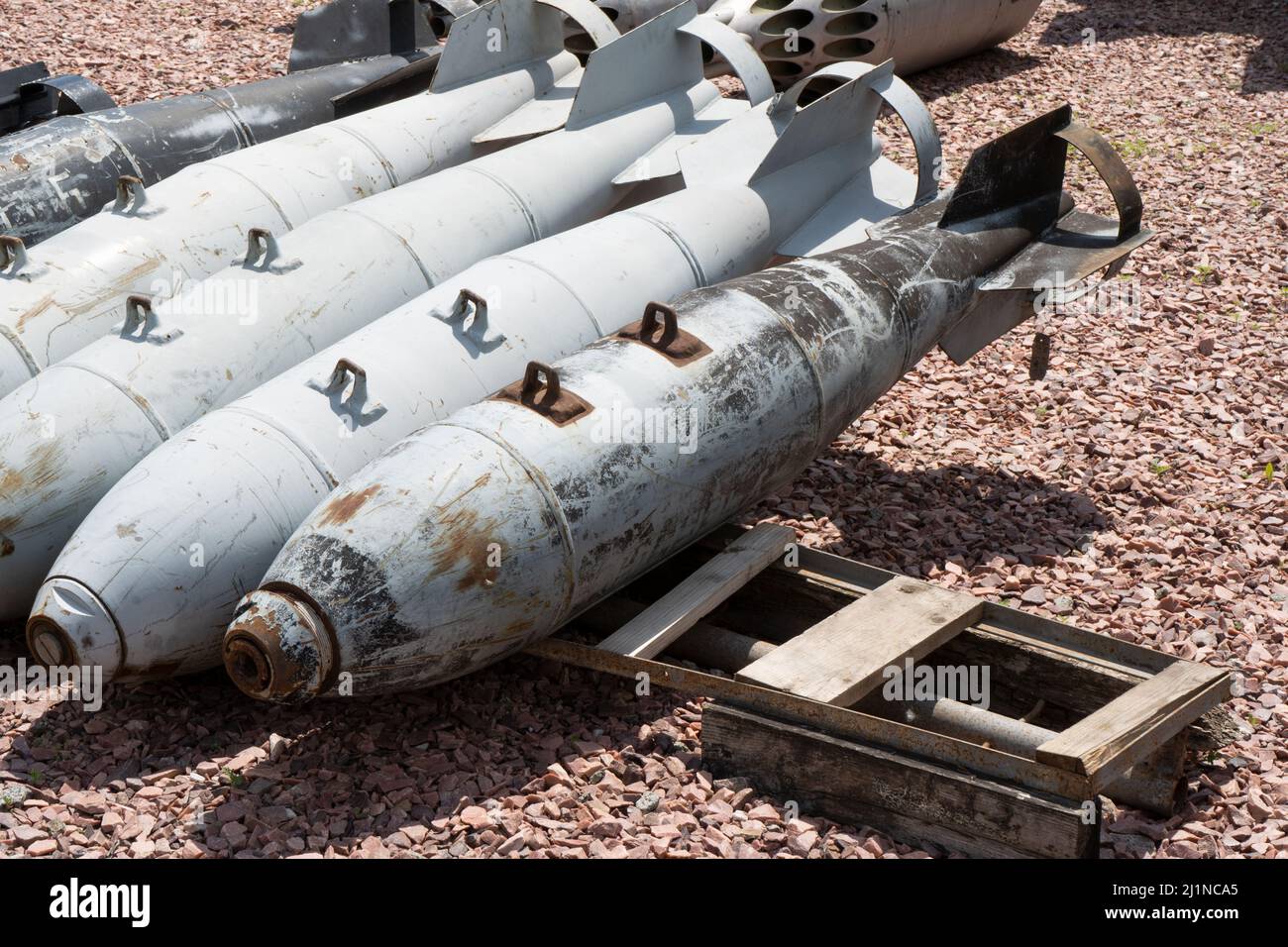 Bombe e missili caduti dai bombardieri. Razzo aereo e bomba nel museo. Armi di distruzione di massa. Foto Stock