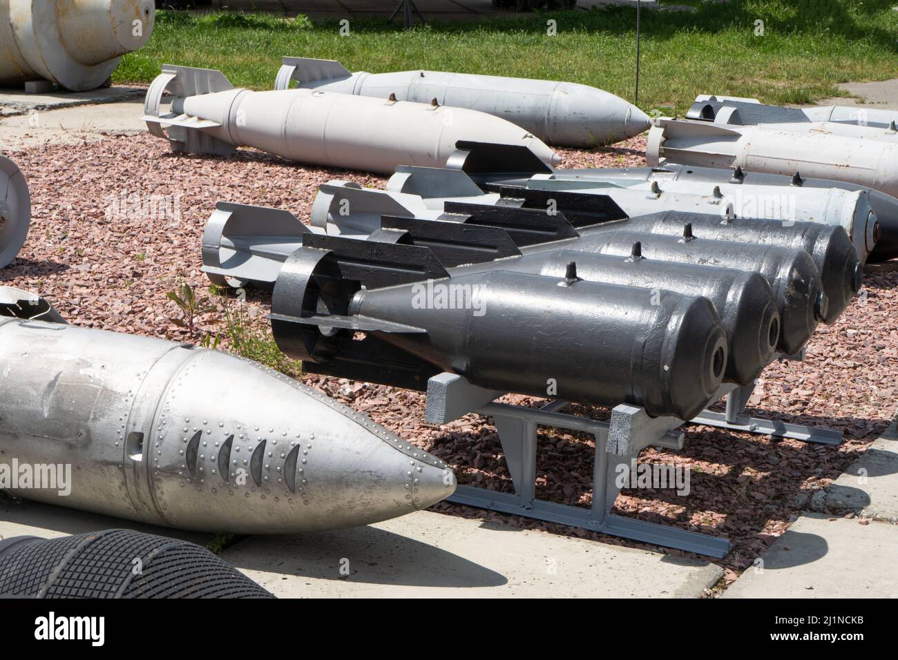 Bombe e missili caduti dai bombardieri. Razzo aereo e bomba nel museo. Armi di distruzione di massa. Foto Stock