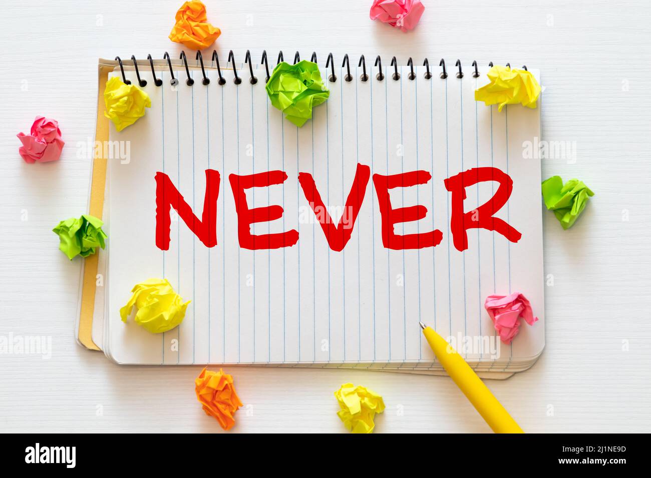 Mai. Pezzi di carta strappati con le parole mai. Concetto di immagine. In bianco e nero. Close up. Foto Stock