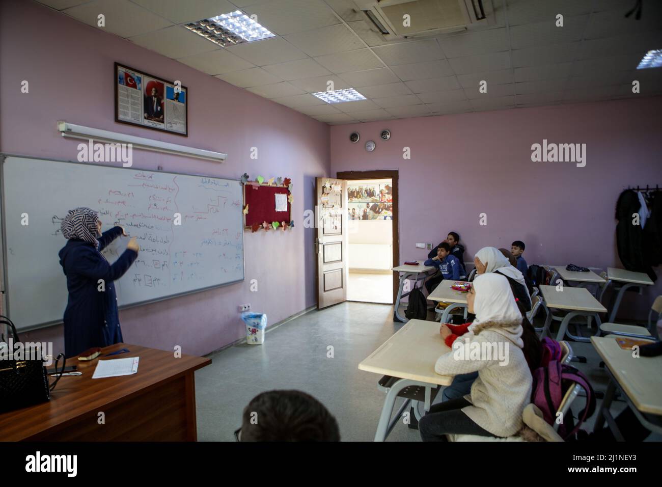 26 marzo 2022, Gaziantep, Turchia: Gaziantep, Turchia. 26 marzo 2022. La fondazione Education Without Borders / MIDAD e la comunità siriana di Gaziantep, insieme al comune di Gaziantep e alla Fondazione per l'Educazione, la Salute e la solidarietà BÃ¼lbÃ¼lzade, organizzano lezioni di arabo week-end per bambini siriani a Gaziantep, Turchia. Le classi sono rivolte a bambini tra i 8 e i 14 anni per aiutarli a mantenere e migliorare la loro lingua araba mentre vivono in Turchia (Credit Image: © Zakariya Yahya/IMAGESLIVE via ZUMA Press Wire) Foto Stock