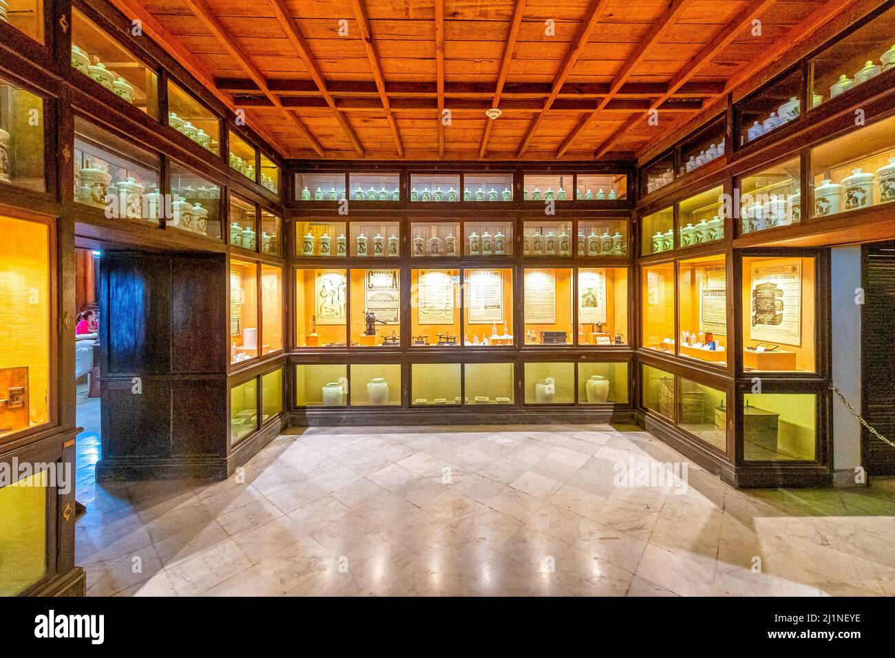 Tequechel Pharmacy Interior, Old Havana, Cuba, 2017 Foto Stock