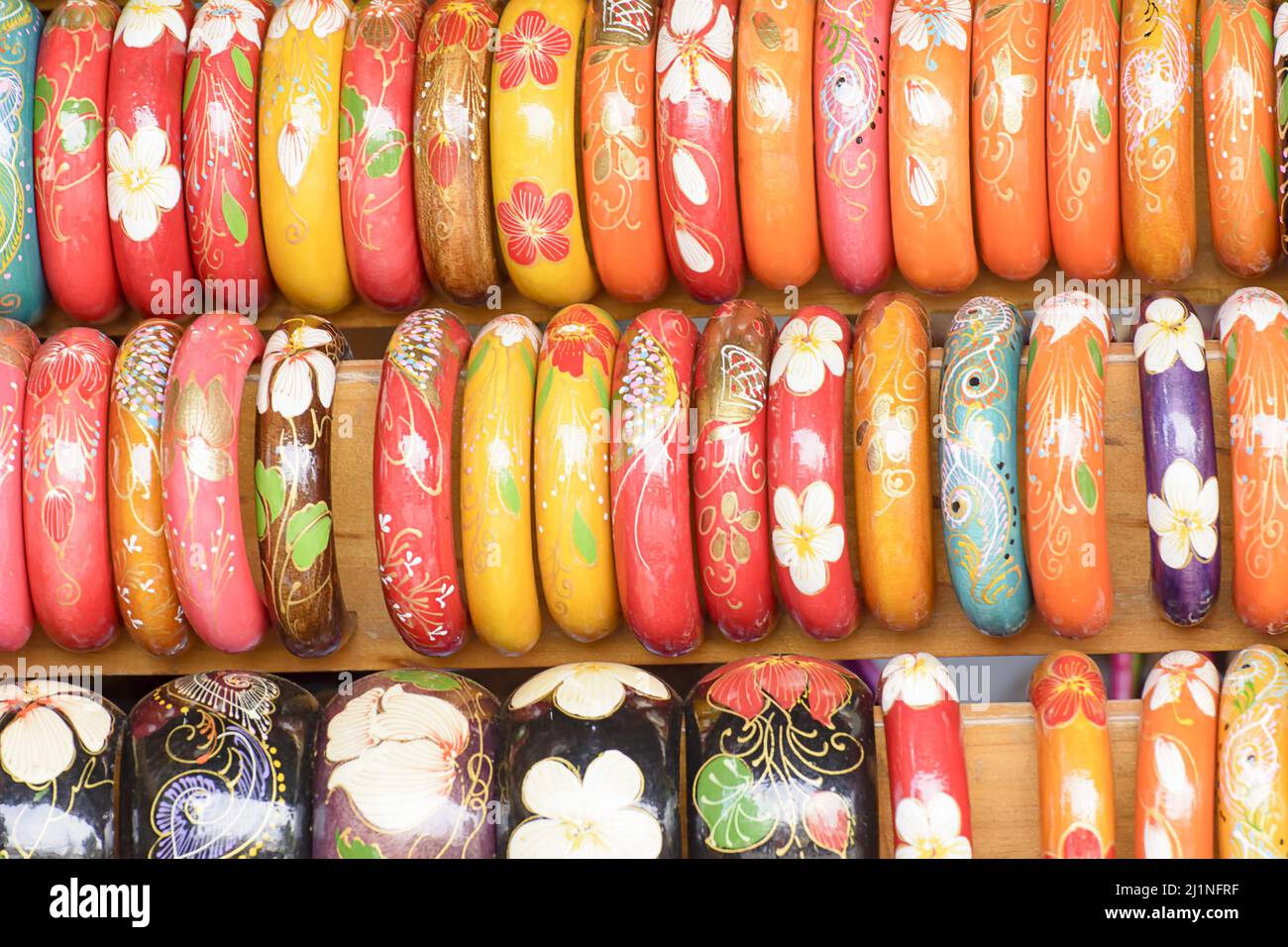 Una vista di bracciali o bracciali in un mercato Foto Stock