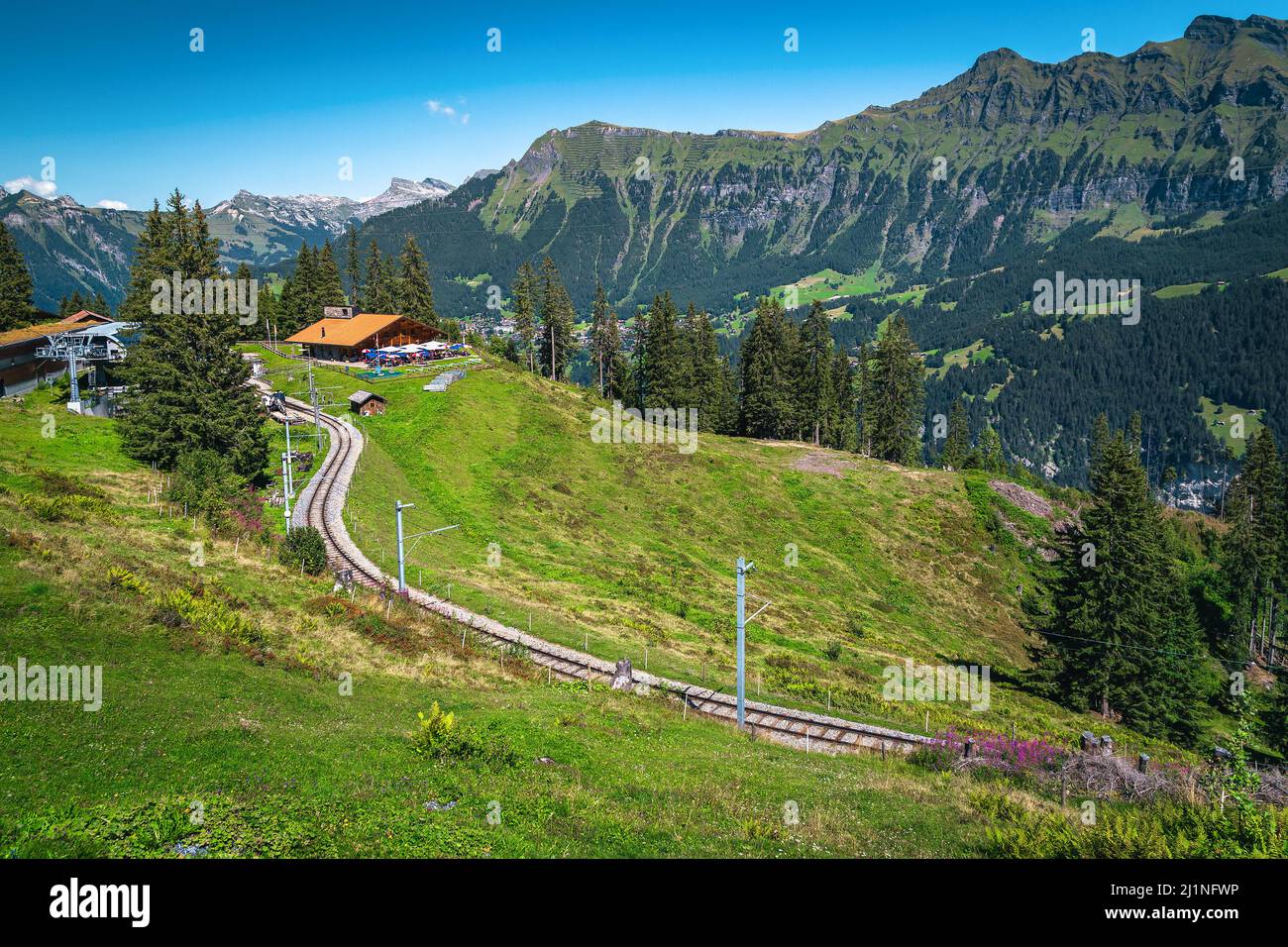 Grande vista dal pendio con fantastica ferrovia di montagna e bei luoghi alpini, Murren, Oberland Bernese, Svizzera, Europa Foto Stock