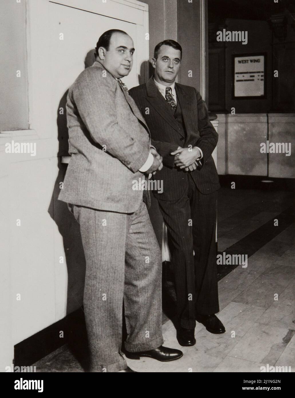 Al Capone con il suo avvocato Michael Ahern, attende il verdetto. News Fotografia 1931. Il Tribunale federale dell'Illinois fuori dalla sala di prova. La fine di un'era. Foto Stock