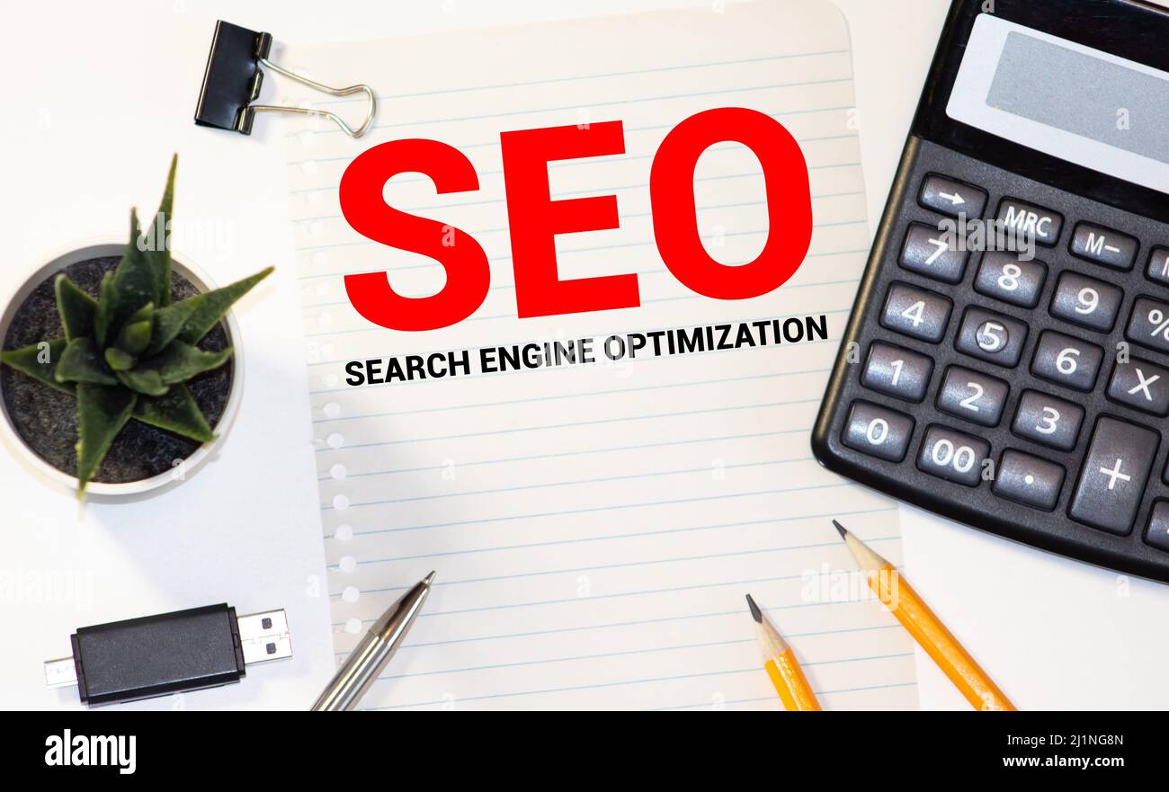 Notebook con pedaggi e note su SEO. Foto Stock