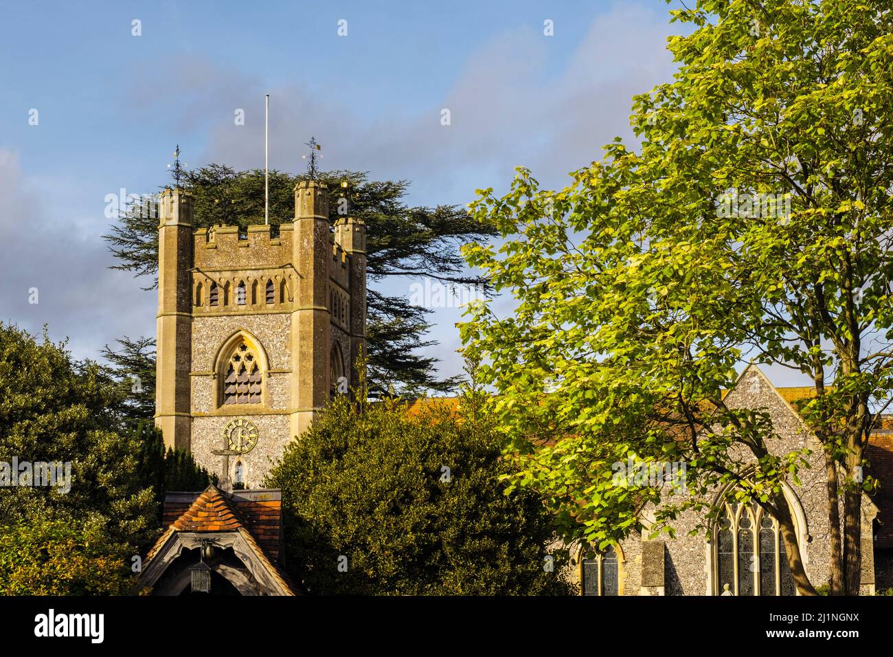 14th secolo Santa Maria la Vergine torre della chiesa nel villaggio rurale storico Chilterns. Hambleden, Buckinghamshire, Inghilterra, Regno Unito, Gran Bretagna Foto Stock