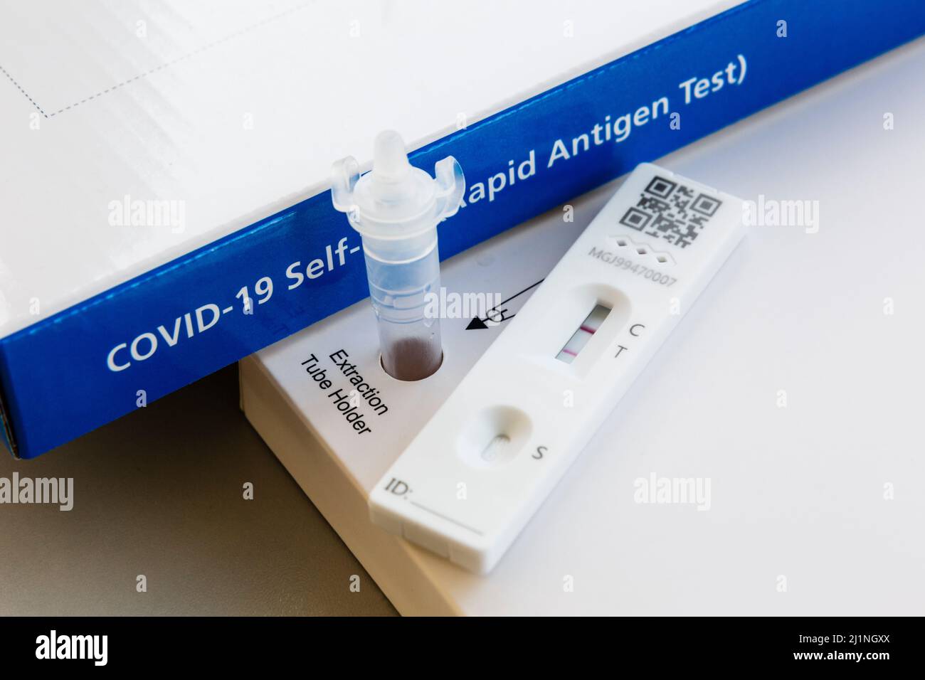 DHSC COVID-19 Self test (Rapid Antigen Test) Kit a flusso laterale con striscia di prova che mostra un risultato positivo da una persona infetta Inghilterra Regno Unito Gran Bretagna Foto Stock