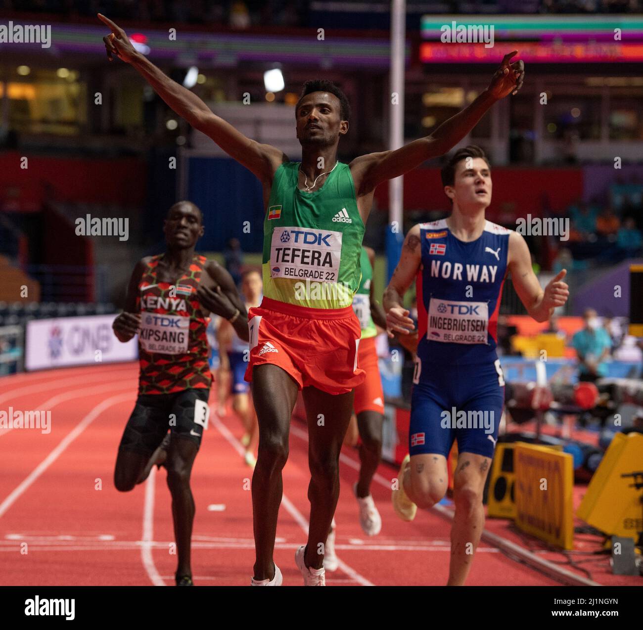 Samuel Tefera dell'Etiopia festeggia il traguardo della finale 1500m del terzo giorno dei Campionati mondiali di atletica indoor di Belgrado Foto Stock