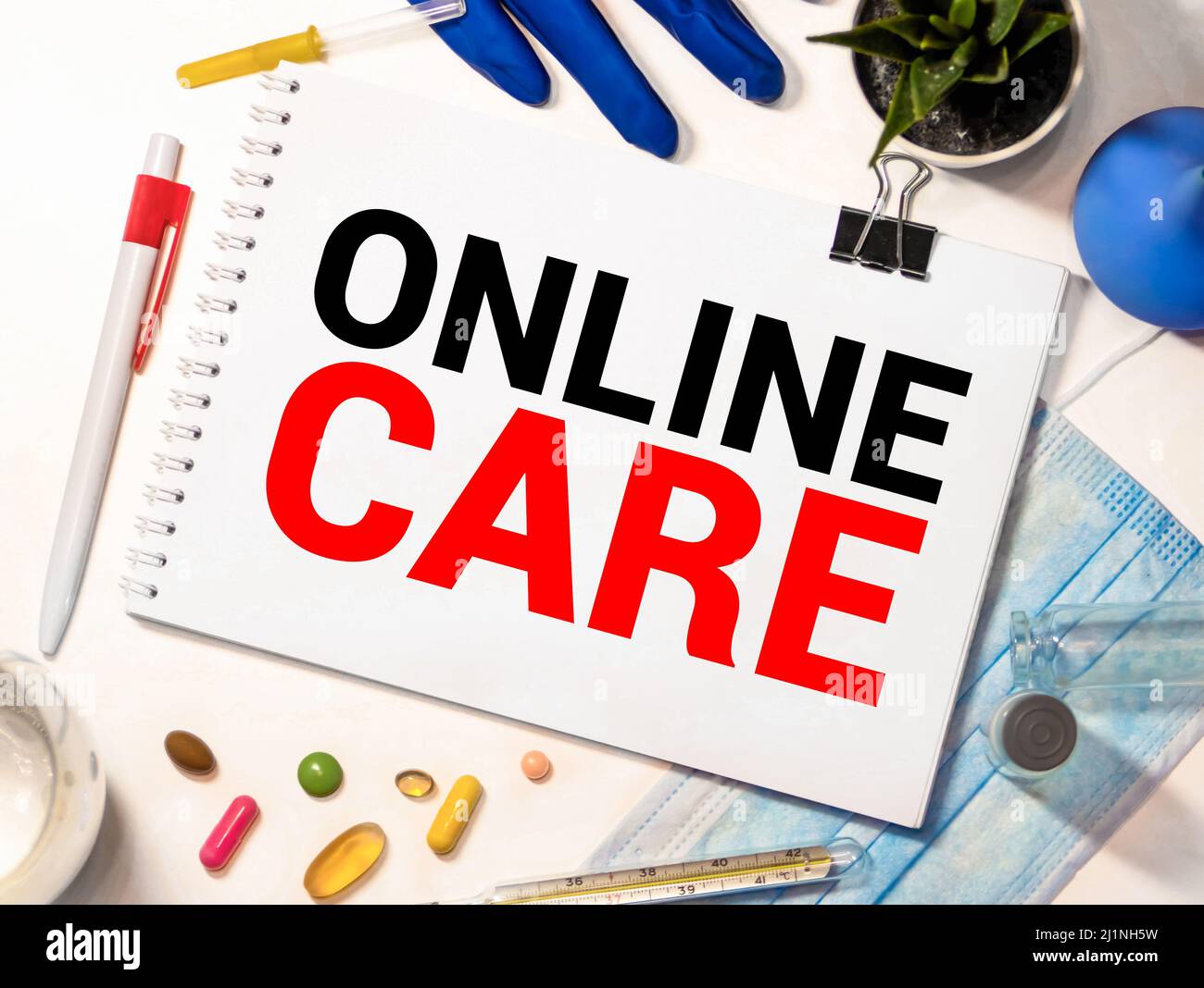 Disegno a mano cura on line iscrizione con gesso bianco sulla lavagna, concetto medico Foto Stock