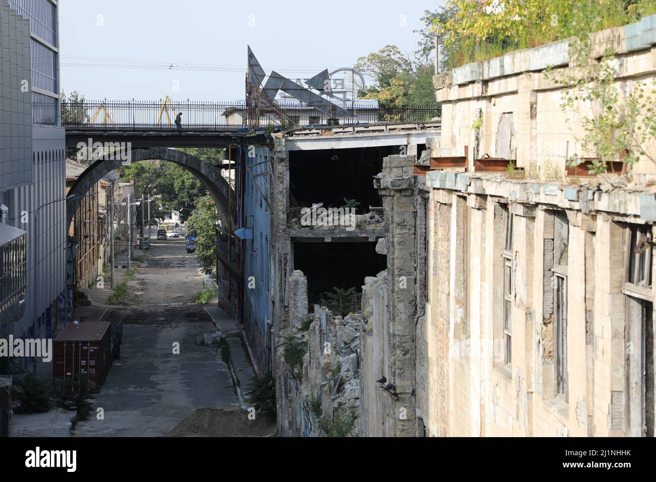 Vista sulla strada della discesa di Devolanivskyi (Spusk) a Odesa, Ucraina con un ponte sullo sfondo; alcuni edifici e casinò abbandonati sono stati abbattuti Foto Stock