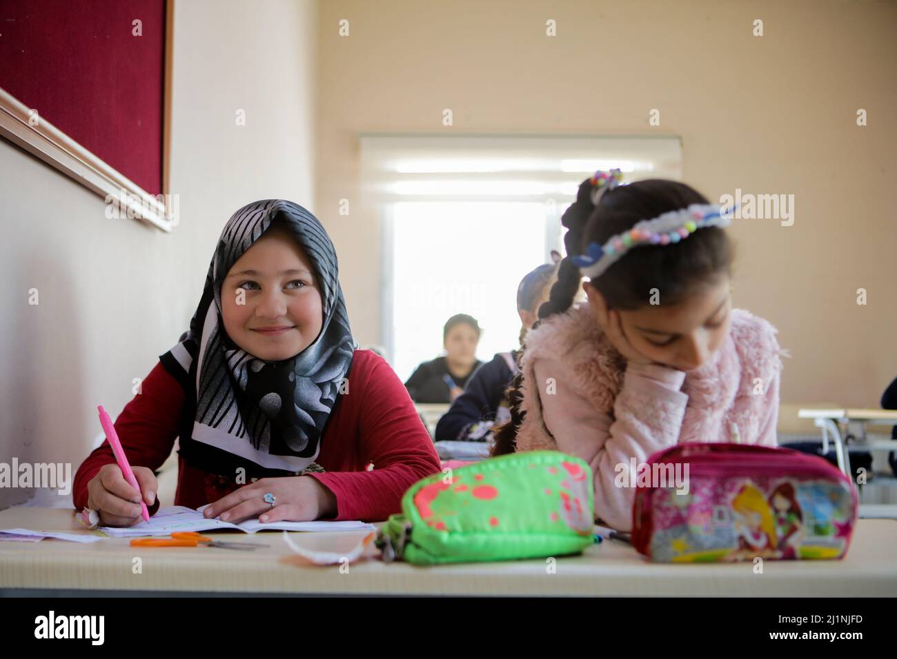 26 marzo 2022, Gaziantep, Turchia: Gaziantep, Turchia. 26 marzo 2022. La fondazione Education Without Borders / MIDAD e la comunità siriana di Gaziantep, insieme al comune di Gaziantep e alla Fondazione per l'Educazione, la Salute e la solidarietà BÃ¼lbÃ¼lzade, organizzano lezioni di arabo week-end per bambini siriani a Gaziantep, Turchia. Le classi sono rivolte a bambini tra i 8 e i 14 anni per aiutarli a mantenere e migliorare la loro lingua araba mentre vivono in Turchia (Credit Image: © Zakariya Yahya/IMAGESLIVE via ZUMA Press Wire) Foto Stock