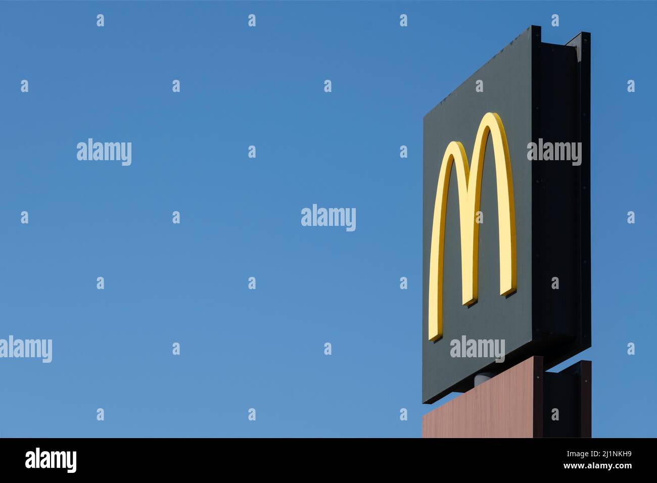McDonald's ristorante insegna o colonna pubblicitaria con McCafe e McDrive a Lemmer, Paesi Bassi. La più grande catena di ristoranti fast food del mondo Foto Stock