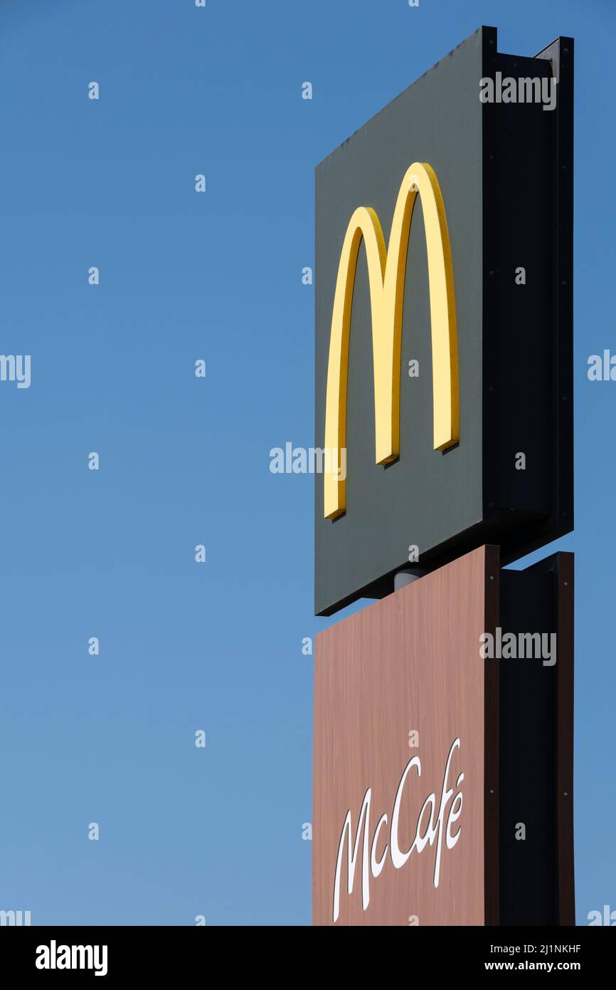 McDonald's ristorante insegna o colonna pubblicitaria con McCafe e McDrive a Lemmer, Paesi Bassi. La più grande catena di ristoranti fast food del mondo Foto Stock
